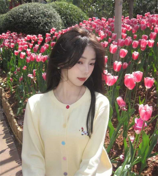 湖南花垣县刚毕业女大学生 与男友自拍视频流出 体验各种玩具 被男友无套输出！