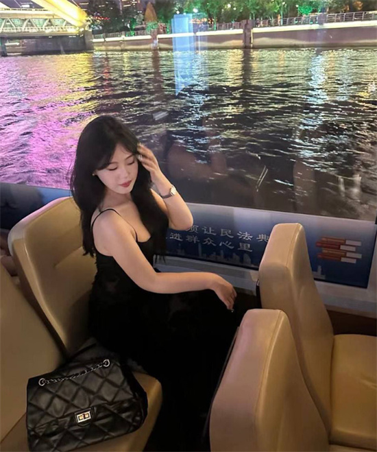 上海高颜值女大学生 被金主包养私密视频流出 黑丝情趣内衣口爱摆拍 骚气迷人！